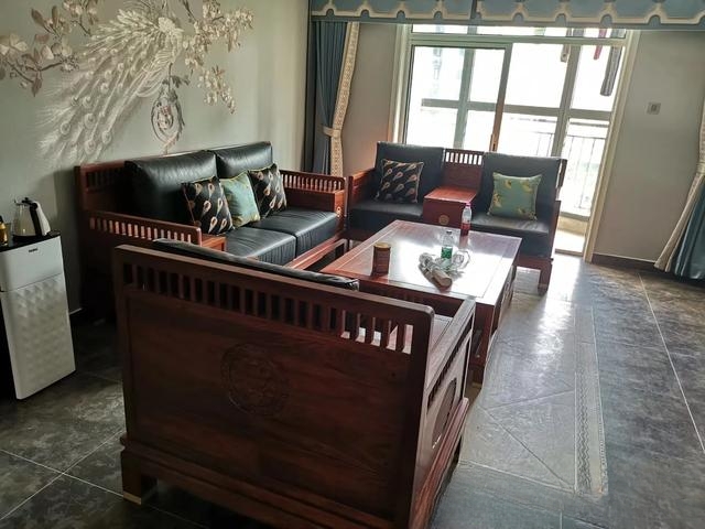 年轻人家里装修用全实木的家具会不会显老?