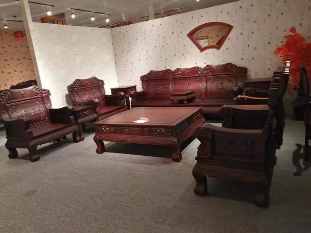 年轻人家里装修用全实木的家具会不会显老?