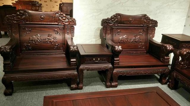 年轻人家里装修用全实木的家具会不会显老?