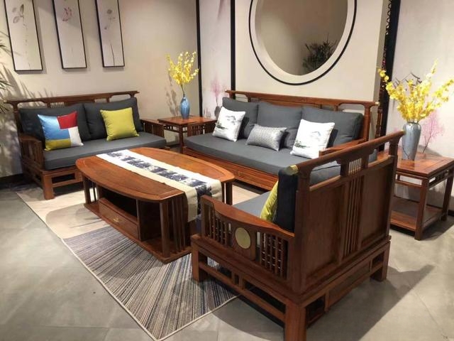 年轻人家里装修用全实木的家具会不会显老?