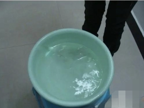 猫咪屁股粘便怎么清理？